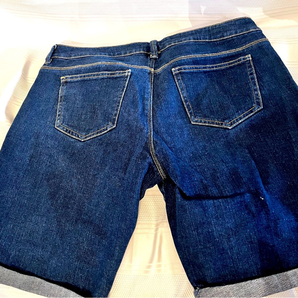 U2B Shorts
